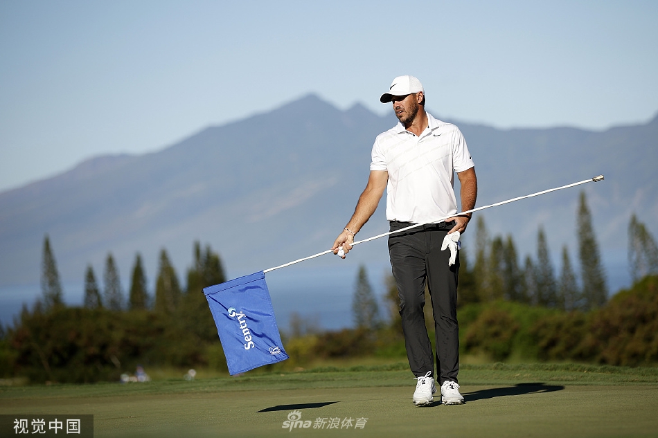 史密斯高举冠军奖杯，在夏威夷的灿烂阳光下接受全场观众的欢呼与祝贺。