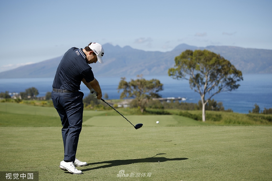 冠军史密斯与他的球童在赛后激动拥抱，分享共同努力终获回报的喜悦与深情。