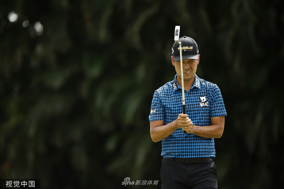 冠军时刻，松山英树高举索尼公开赛奖杯，笑容灿烂，所有的努力与坚持在这一刻化为无上荣耀。