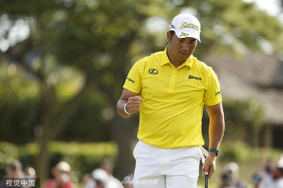 松山英树在延长赛中打出制胜一击后，手搭凉棚眺望远方的果岭，等待见证自己传奇时刻的降临。