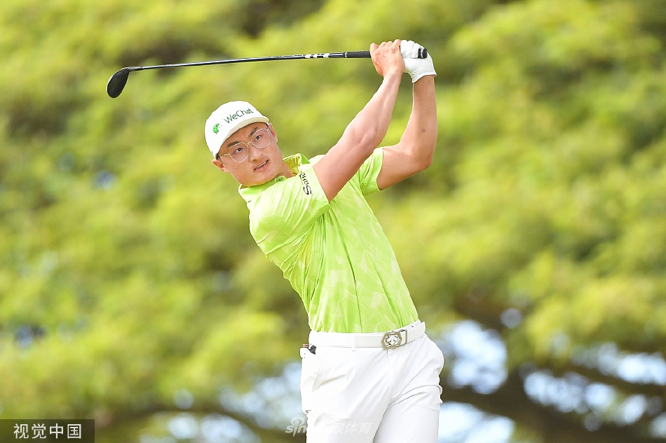 中国球员李昊桐在比赛中专注地观察果岭线路，神情认真，展现出中国高尔夫球手的风采。