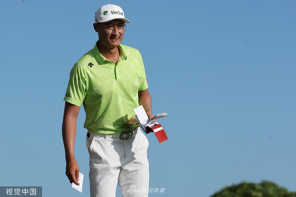 罗素·亨利在赛场上陷入沉思，脸上写满了遗憾与不甘，冠军近在咫尺却又悄然溜走。