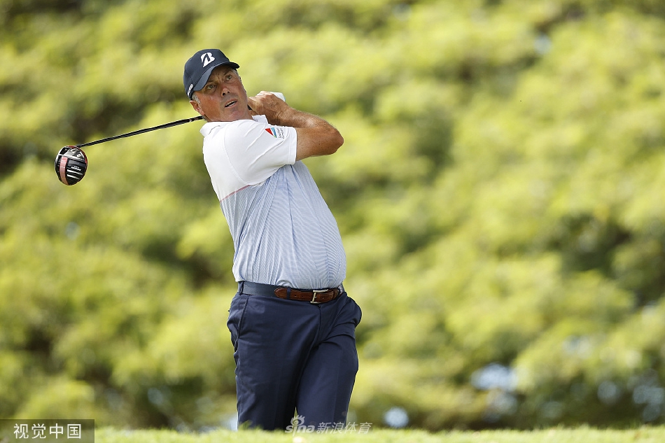 维艾勒伊乡村俱乐部第18洞果岭全景，碧海蓝天之下，决赛日的紧张氛围弥漫在赛场每一个角落。