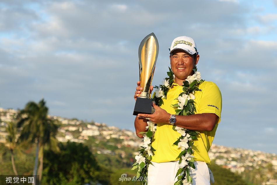 松山英树在关键推杆进洞后，紧握拳头振臂庆祝，脸上洋溢着释放压力的激情与喜悦。