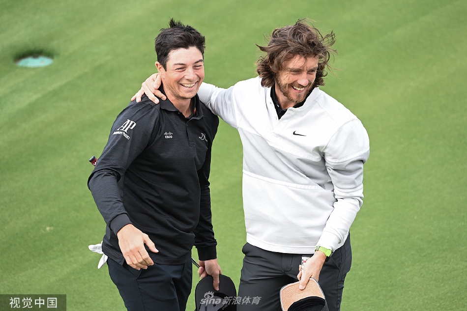 李昊桐在果岭边进行切杆,表情专注,他本次比赛的表现关乎其争夺美巡赛资格的关键积分。