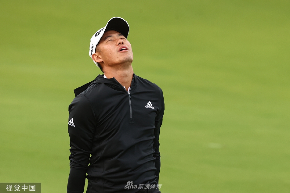 托马斯·皮特斯在黄昏的光线下完成推击,比赛曾因天色过暗而暂停,为赛事增添了别样氛围。