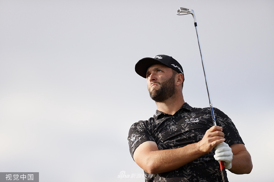 美国新星李·霍奇斯完成一次完美的开球后，神情专注地目送小白球飞向远方的球道，他的身体姿态保持着优雅的收杆动作。