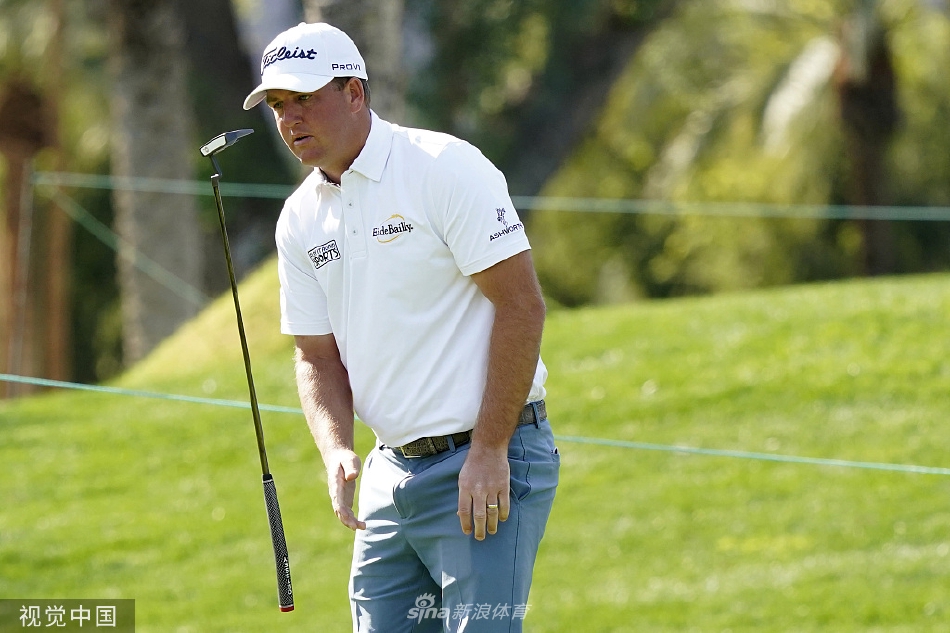 帕特里克·坎特利在沙坑中陷入沉思，他手握挖起杆，正在评估如何将球从这处艰难的沙坑中救出并靠近旗杆。