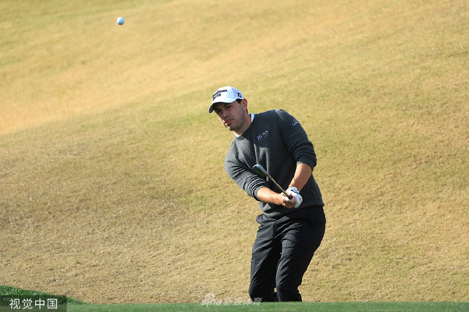 法国球手保罗·巴宗在果岭边凝神观察，他正在仔细斟酌下一杆切击的路线与落点，背景中加州独特的山景与球场绿意交相辉映。