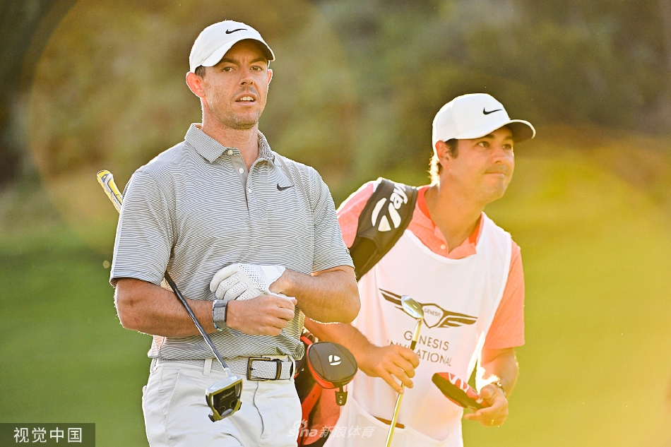 里维埃拉球场经典的俱乐部会所与第18洞果岭，背景是洛杉矶的城市轮廓