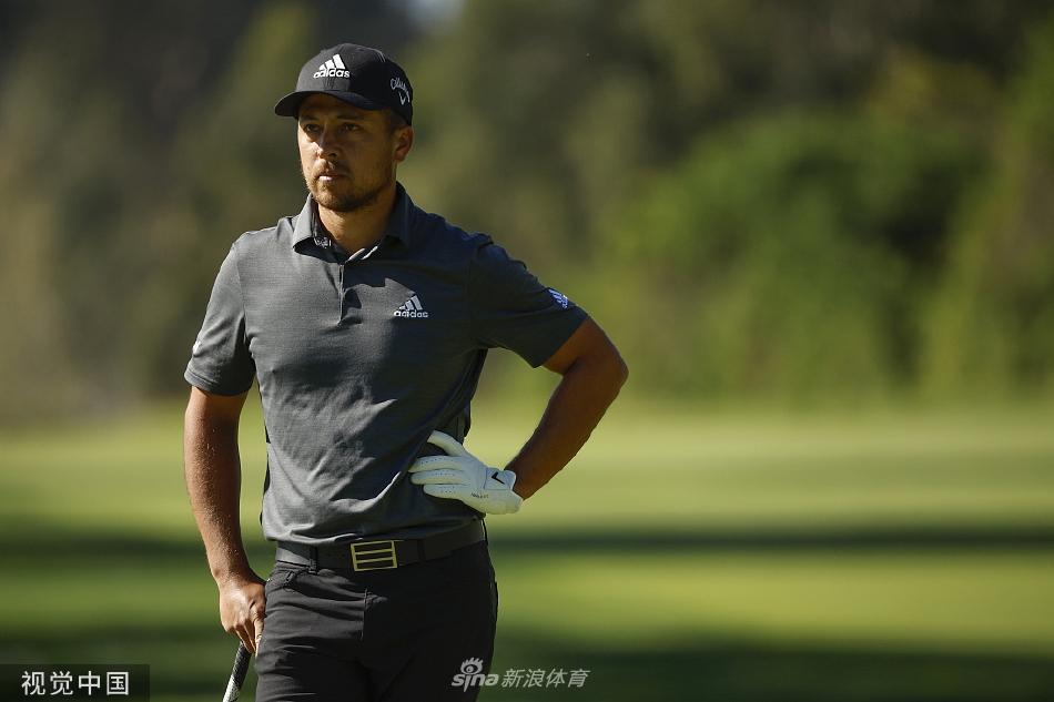 众多球迷聚集在球道旁，满怀期待地观看顶尖球星们的激烈对决