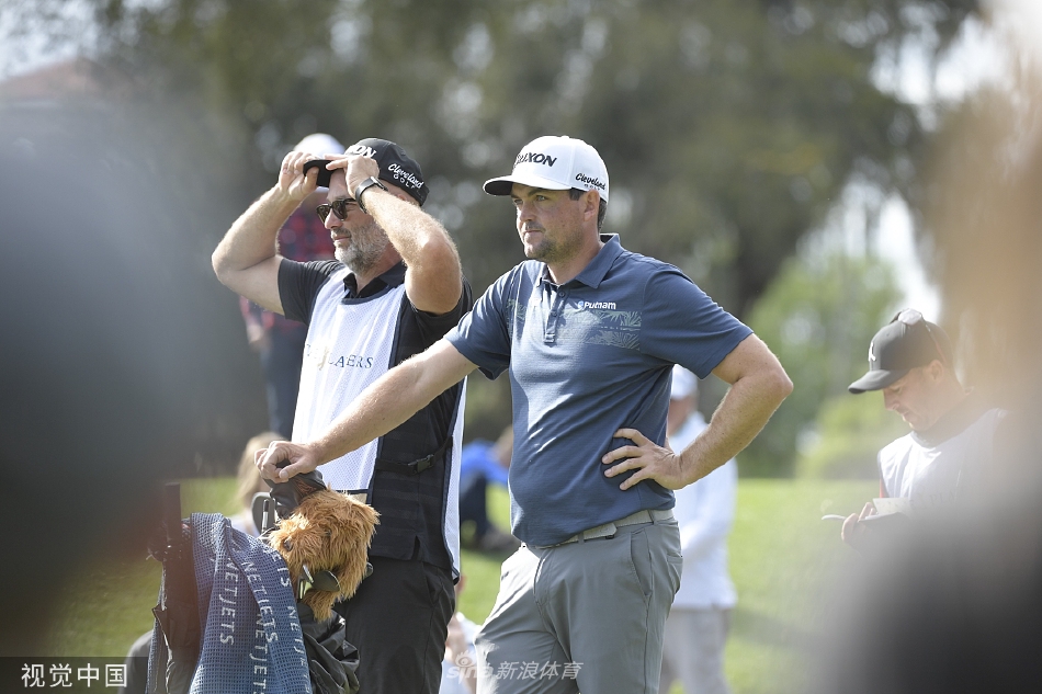 史密斯从松针覆盖的林间困难球位果断救球，身体姿态显示出极强的核心控制力与精准的击球技巧。