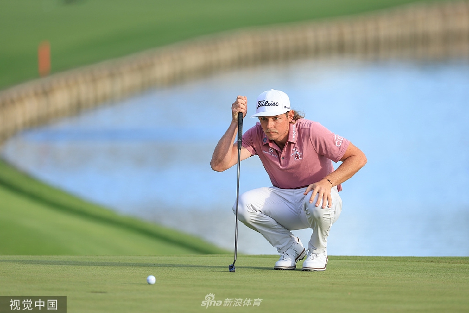 卡梅隆·史密斯与母亲和妹妹深情相拥，三人脸上都流淌着喜悦的泪水，长达两年的分离让这个团聚时刻无比珍贵。