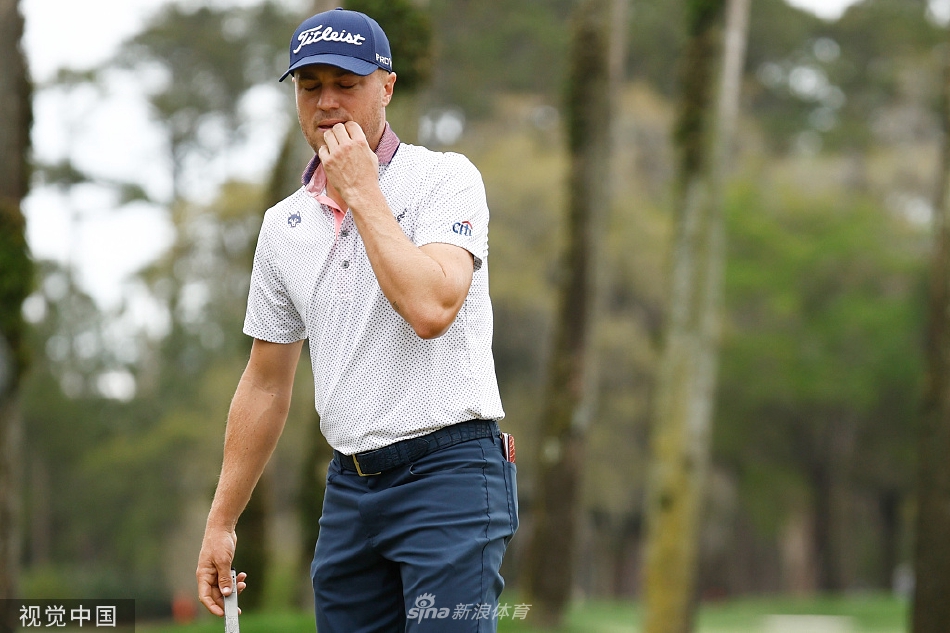 史密斯在第六洞发球台全力挥杆，肌肉线条分明，眼神专注地注视着远方的球道，彰显冠军的爆发力。