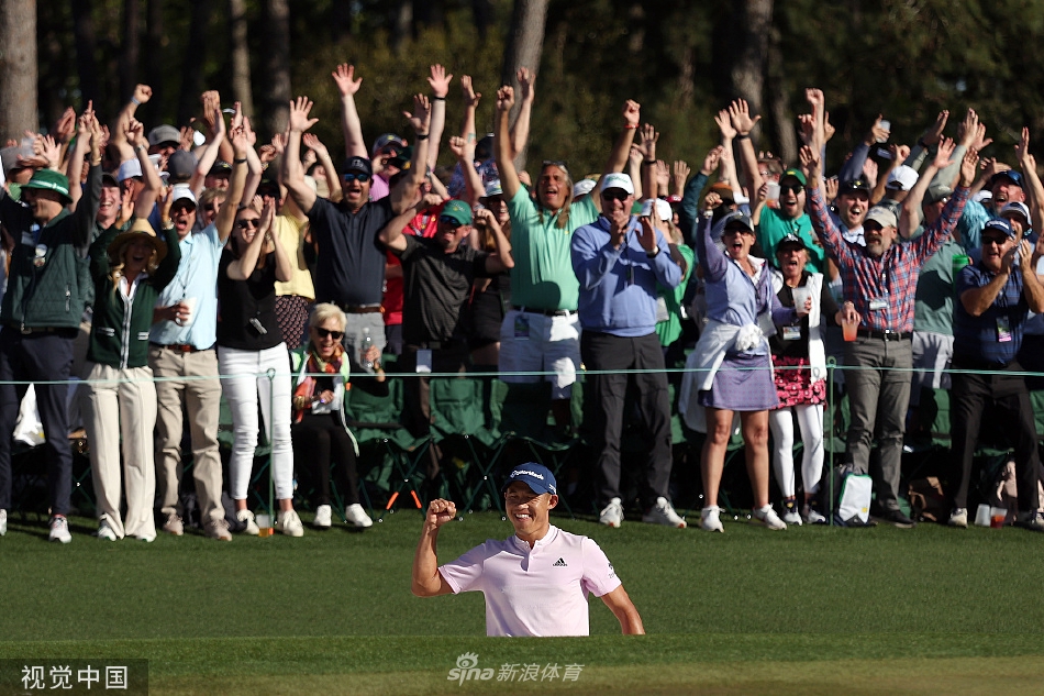 科林·森川在果岭沙坑中优雅挥杆,沙砾飞溅间尽显冠军级短杆功力