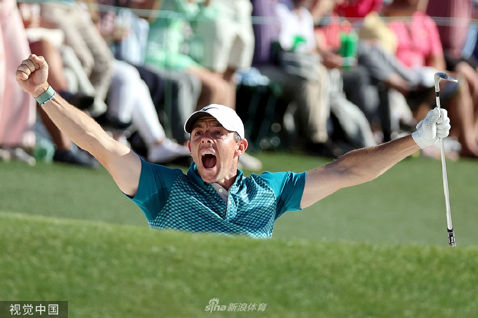麦克罗伊屏息凝神,在奥古斯塔第十八洞果岭边凝视沙坑球位,绿夹克的梦想近在咫尺