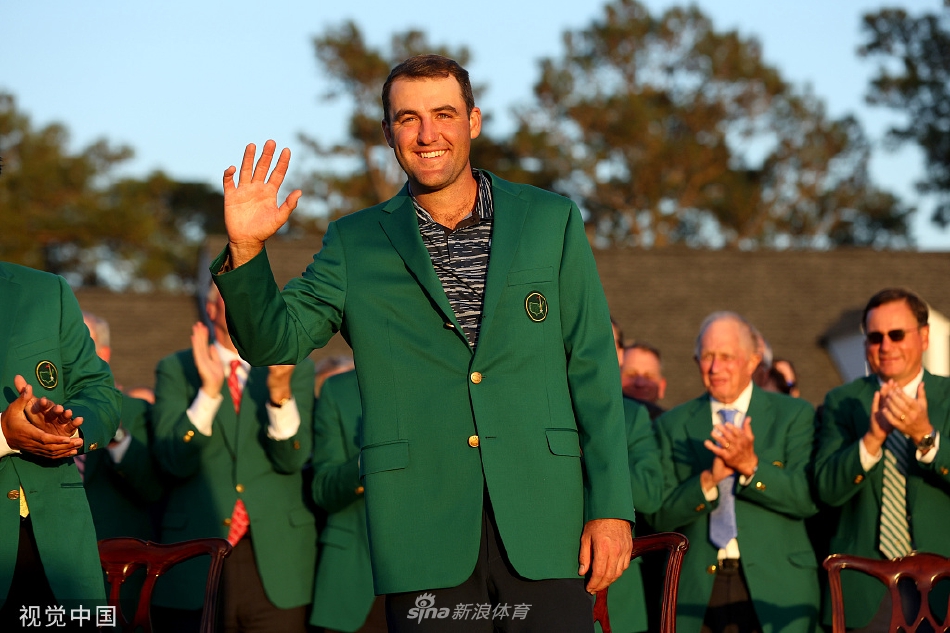 传奇老虎伍兹在球道上从容行走，目光坚毅，王者归来的气场令全场观众肃然起敬。