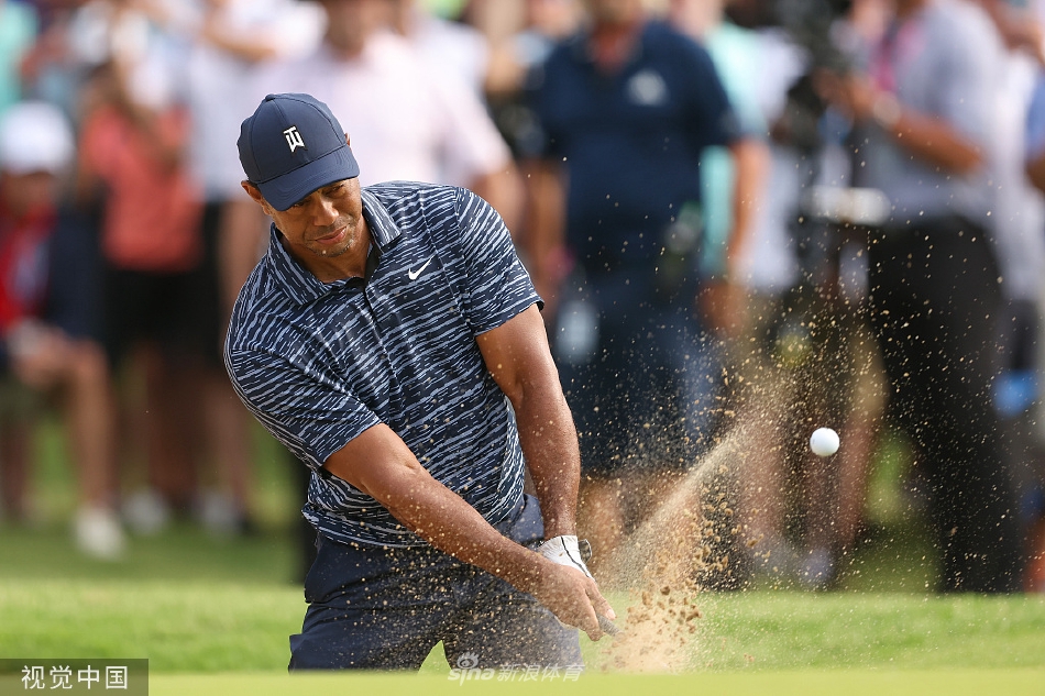 伍兹全力挥杆瞬间，身体扭转展示出教科书般的动作，尽管伤痛缠身，技术依旧精湛。