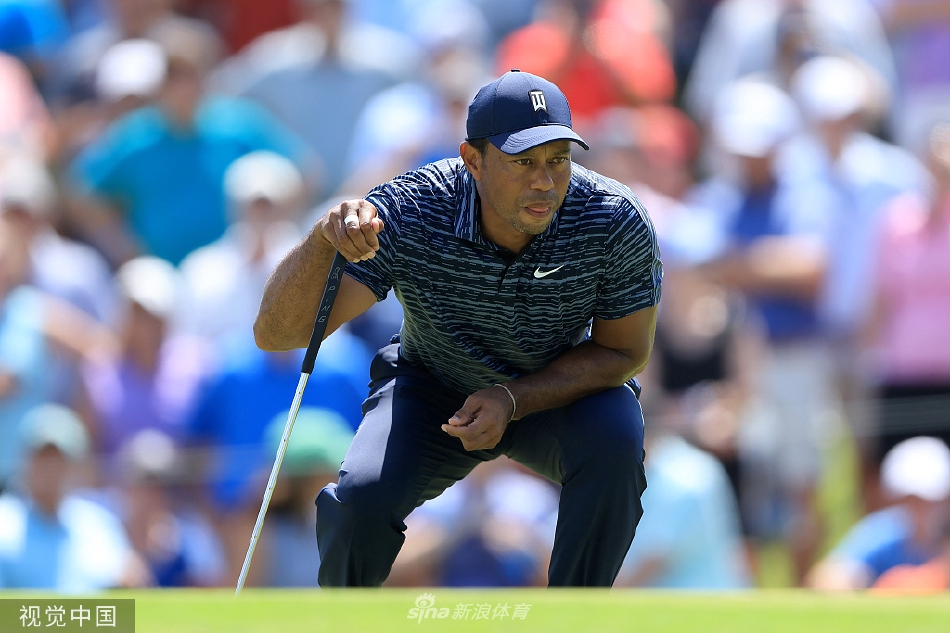 伍兹在赛后接受采访，表情平静但难掩疲惫，坦诚面对身体状态与赛场表现的挑战。