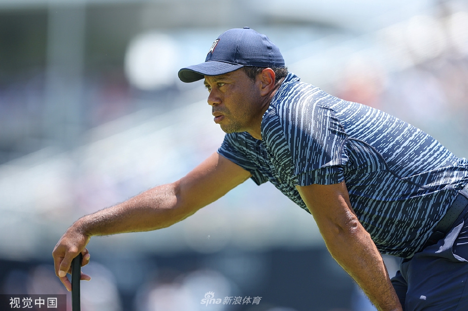 伍兹完成推杆后跟随小球轨迹，目光如炬，时刻关注着赛场上的细微变化。