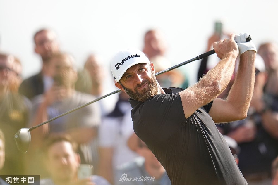 赛事现场，皮特-尤莱正专注地推杆，争夺高额奖金与排名