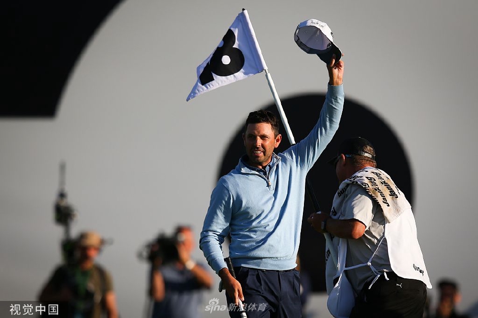 舒瓦泽尔与南非毒刺队队友路易斯·乌修仁共同高举团队冠军奖杯，庆祝历史性胜利