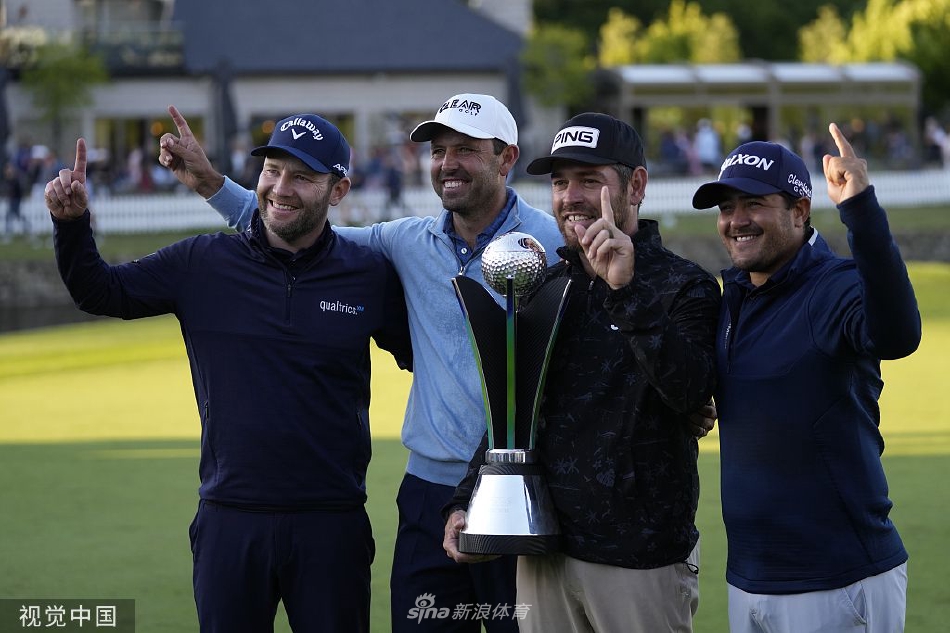 查尔·舒瓦泽尔高举LIV高尔夫伦敦站个人冠军奖杯，在阳光下绽放灿烂笑容