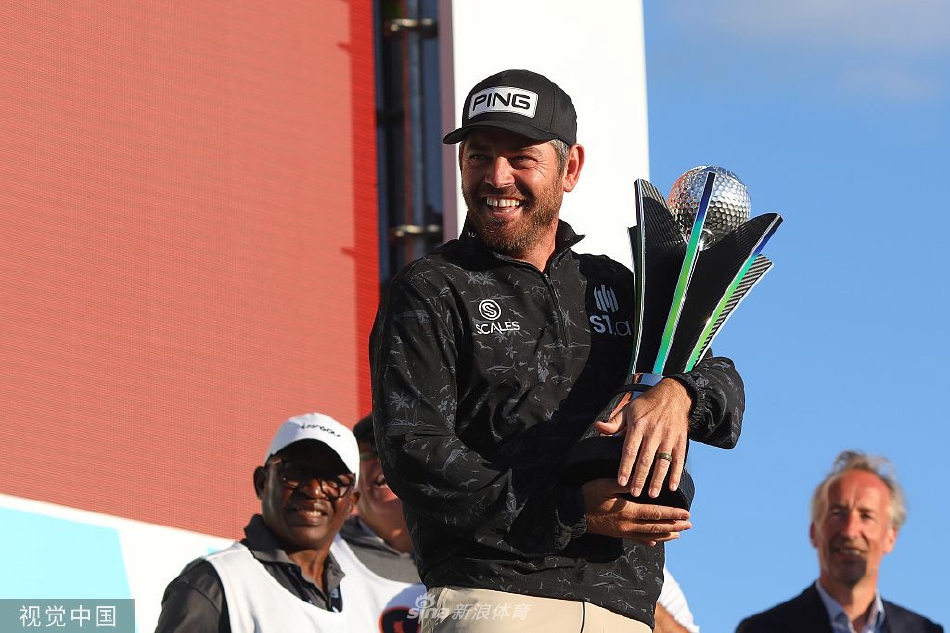 路易斯·乌修仁手捧团队冠军奖杯，与队友分享胜利喜悦