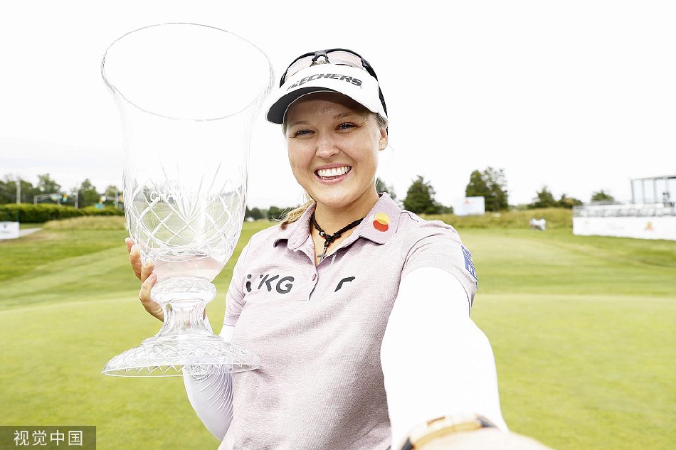 布鲁克·亨德森夺冠后手持奖杯,面带标志性灿烂笑容与奖杯合影