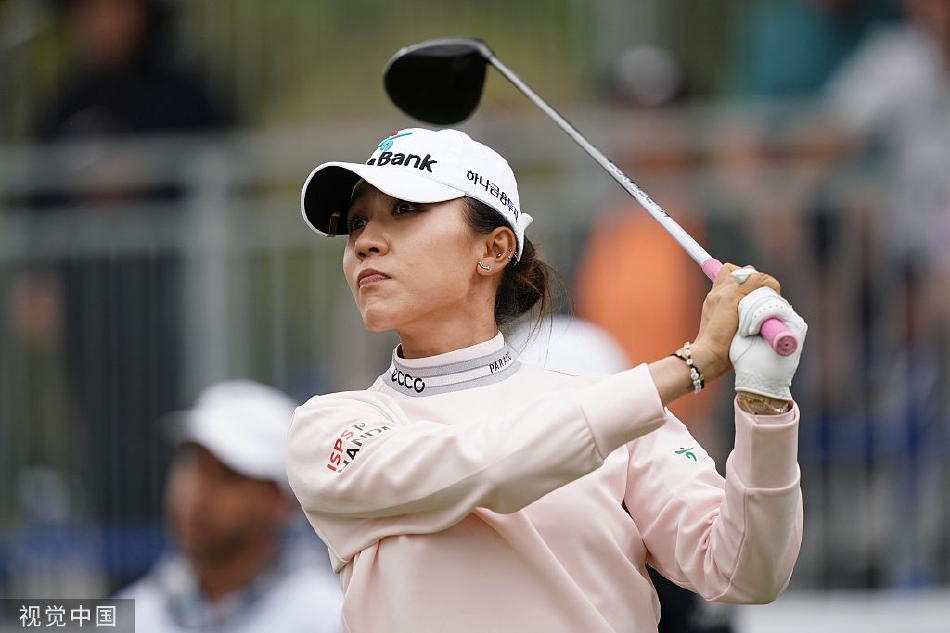 亨德森与姐姐兼球童布里特妮在果岭上并肩商讨,姐妹情深默契十足