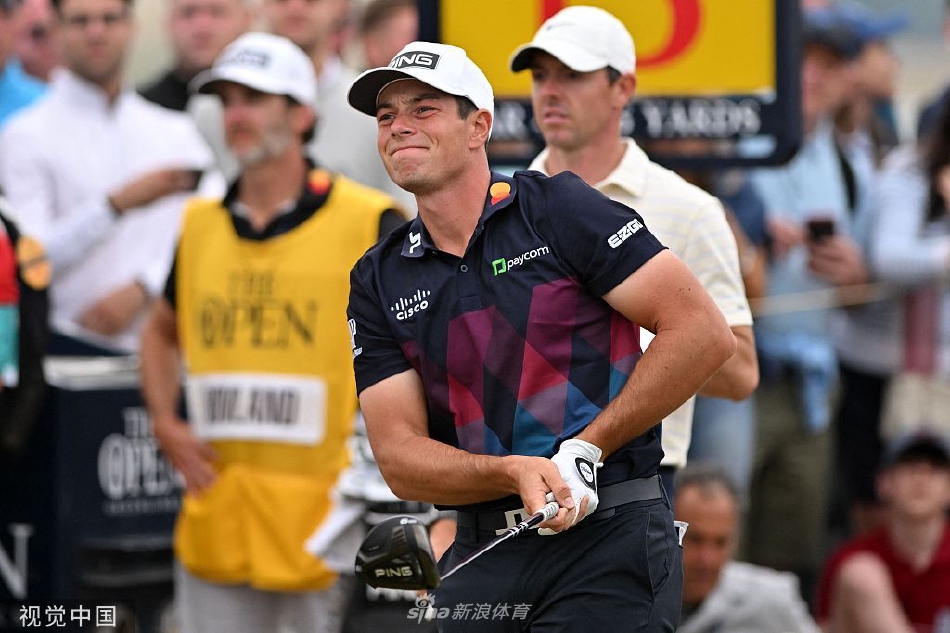 史密斯决赛轮推杆瞬间，目光如炬，全场观众屏息凝神