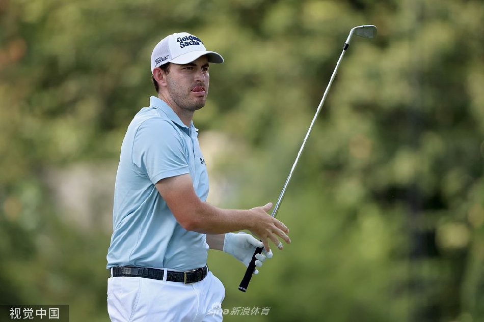 弗诺高举火箭信贷精英赛冠军奖杯，笑容灿烂，释放所有压力与激情