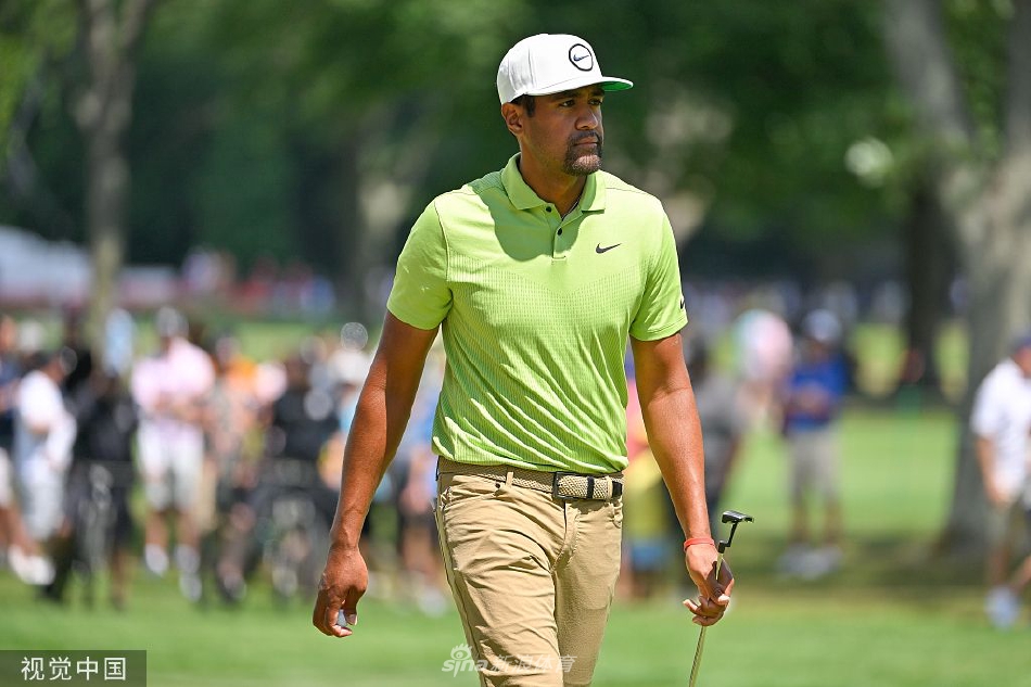 弗诺在果岭边仔细研读推杆线路，彰显冠军的严谨与专注