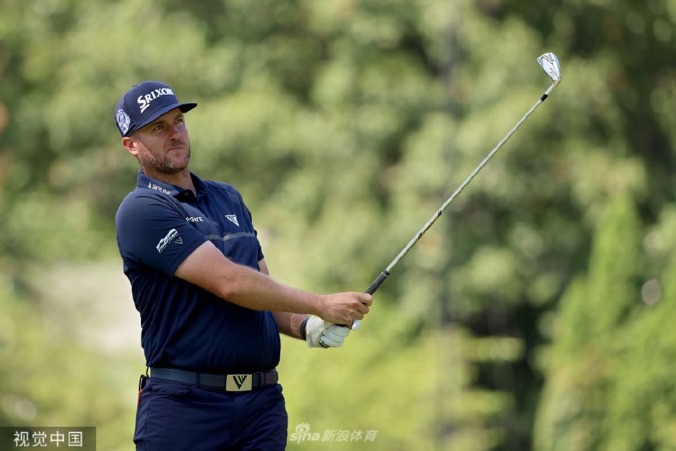 弗诺向热情的观众挥手致意，分享胜利的荣耀时刻