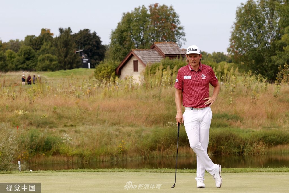 颁奖典礼全景,灯光璀璨,舞台中央的奖杯等待着它的英雄,气氛达到高潮