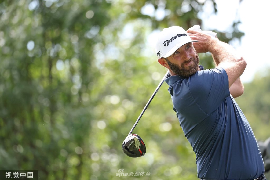 夕阳下球员的剪影,优雅挥杆动作与球场景色融为一体,宁静而有力