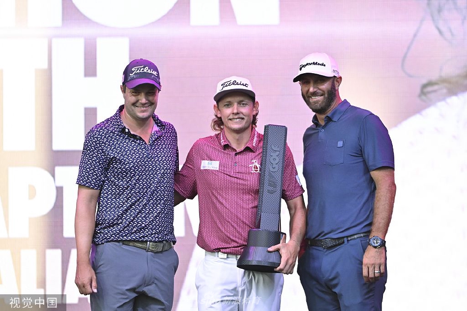 冠军卡梅隆·史密斯高举奖杯瞬间,香槟喷洒,笑容灿烂如阳