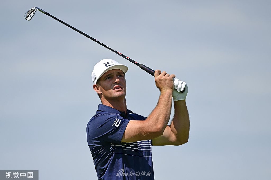 达斯汀·约翰逊与队友并肩站立,手捧团队冠军奖杯,骄傲之情溢于言表