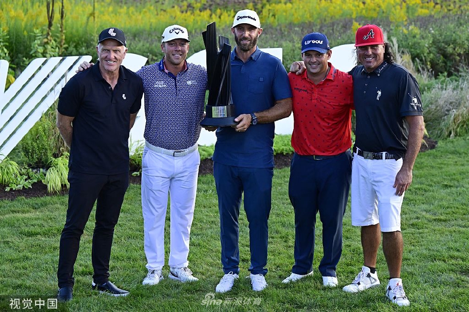 史密斯与团队成员激情相拥,庆祝团队赛胜利,尽显兄弟情谊