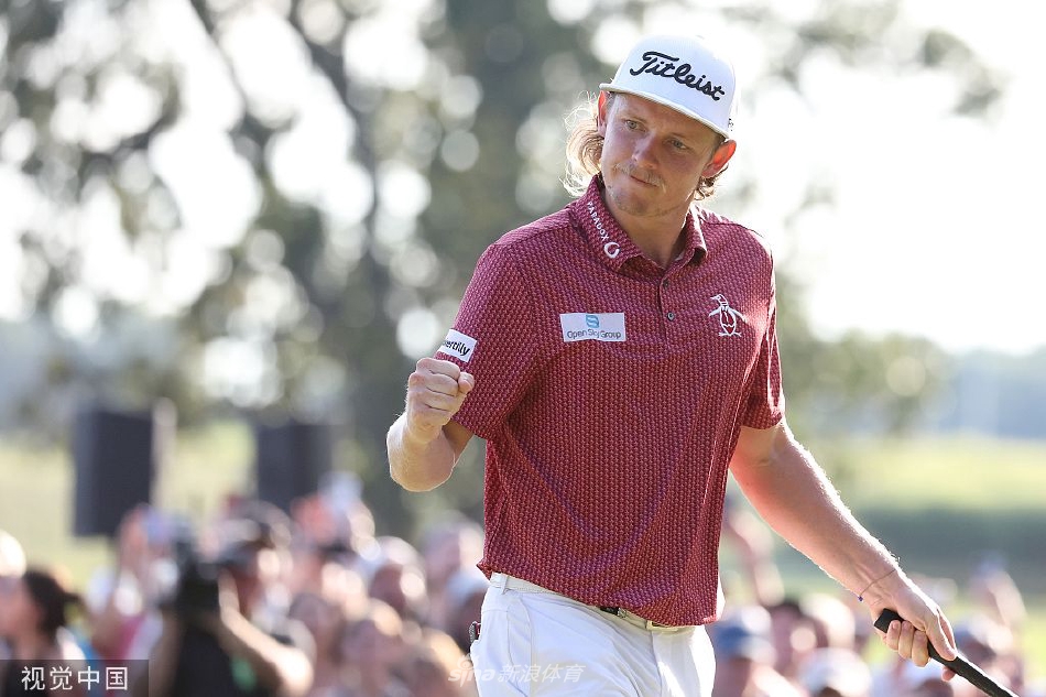 卡梅隆·史密斯凝神静气,在果岭上审视关键推杆路线,眼神中充满必胜决心