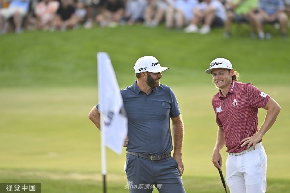 卡梅隆·史密斯细腻切杆,小球精准飞向旗杆,展现大师级短杆技巧