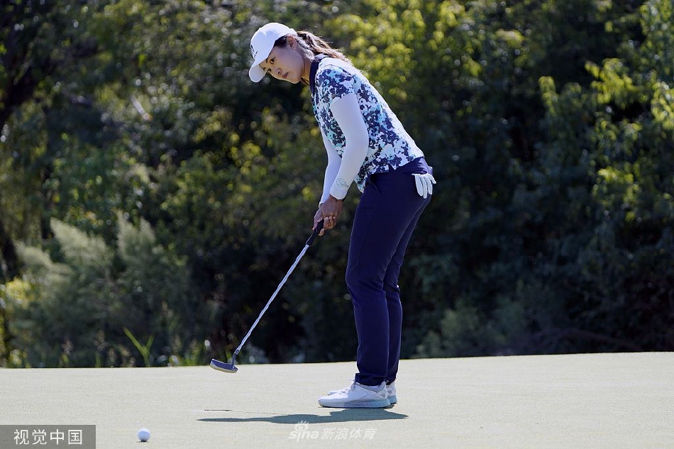 林希妤比赛中全神贯注准备推杆,姿态沉稳自信