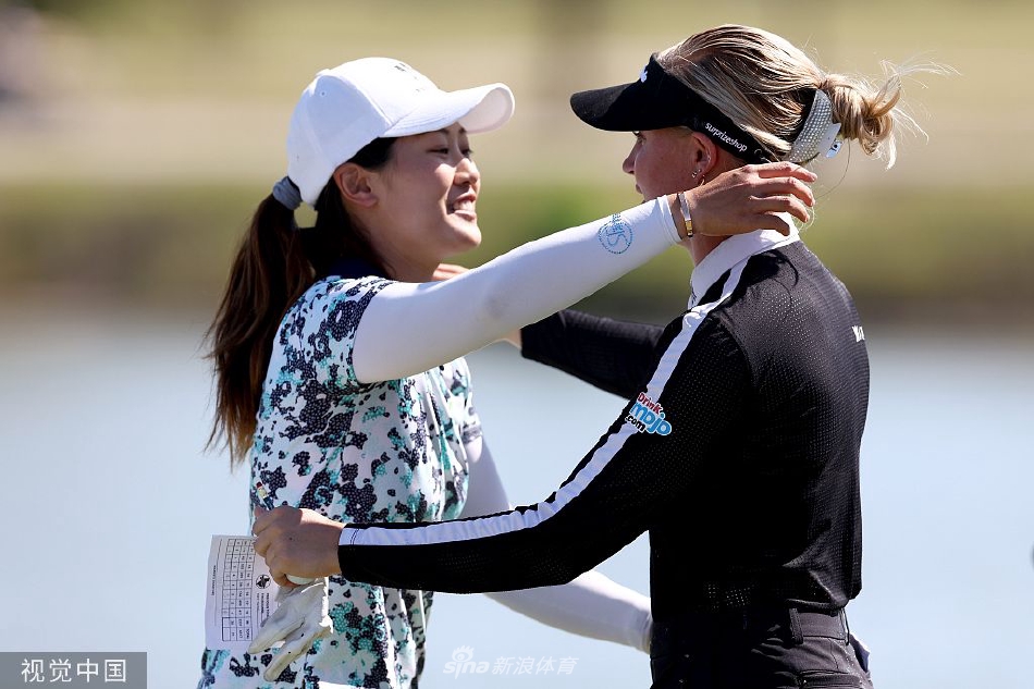 林希妤完成推杆后静立收杆,背影在夕阳下略显落寞