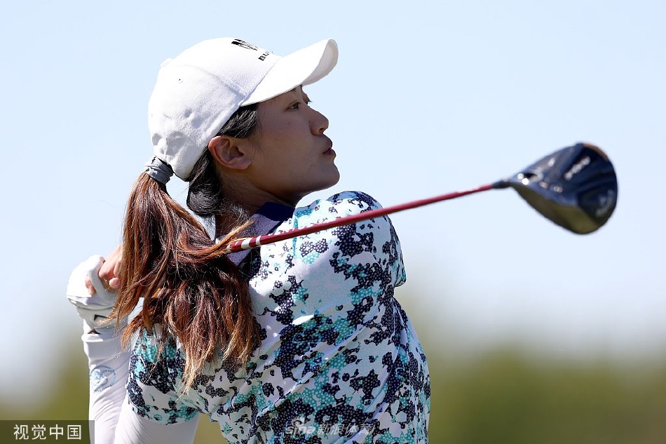 查莉-赫尔高举奖杯自拍,冠军的喜悦溢于言表