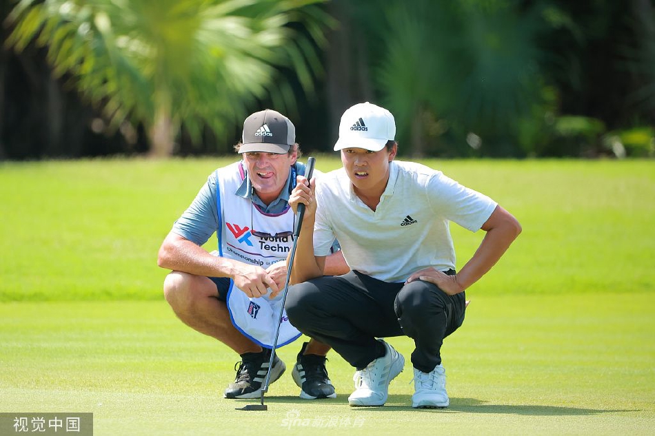 冠军亨利在果岭边精准切杆，短杆技术本周发挥得淋漓尽致