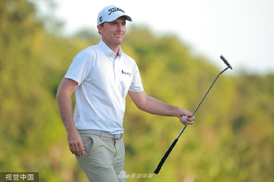 布莱恩·哈曼在球道上全神贯注准备击球，最终收获赛事亚军