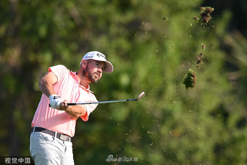 斯科蒂·舍夫勒决赛轮爆发展现惊人球技，推杆后自信凝视小球进洞