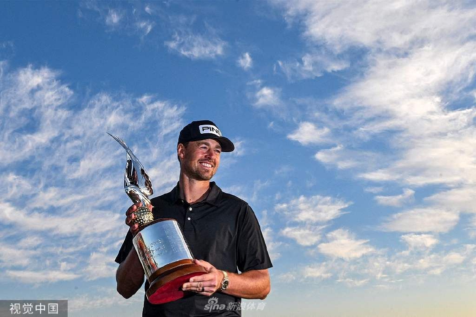 夺冠后的佩雷兹向观众席挥手,享受着来自全场的热烈欢呼与掌声。