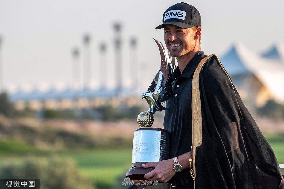 维克多·佩雷兹手捧冠军奖杯,于夕阳下的亚斯林克斯球场灿烂微笑。