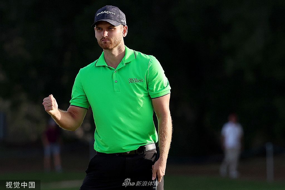 冠军加文斯与亚军选手们同台，背景是赛事赞助商标志与阿拉伯风格的建筑，共同定格了这场中东沙漠之战的荣光。